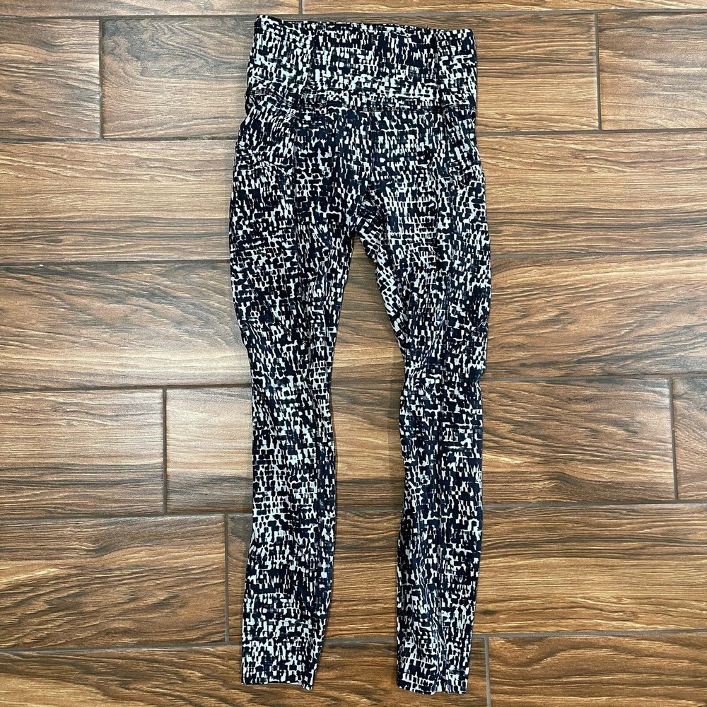 Lululemon 2 Black Gray Print NuLu Luxstreme Workout Train Gym Athleisure Hike‎